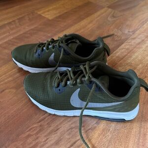 Women’s Nike shoes, 7.5
